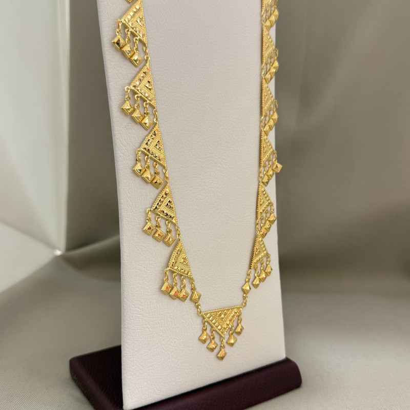 قلادة المثلث الحديثة عيار 21