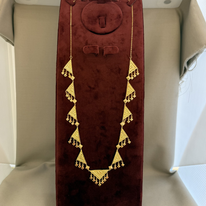 قلادة المثلث الحديثة عيار 21