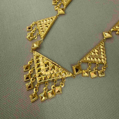 قلادة المثلث عيار 21